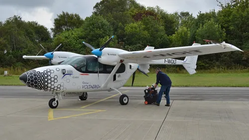 Un avion hybride décolle de Lorient pour un Tour de France
